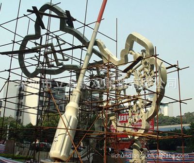 玻璃钢·泡沫·不锈钢 现代雕塑设计的材料美学与施工全解析